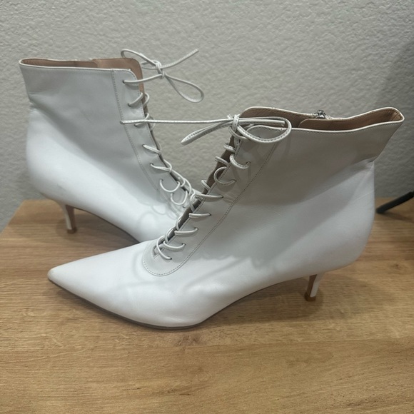 Gianvito Rossi Lace Up White Bootie - Picture 1 of 4